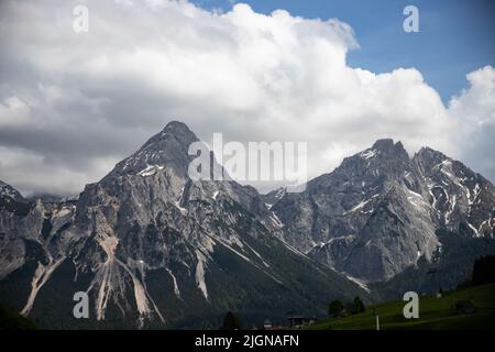 La montagna più alta della Germania, Zugspitze e la sua cresta, le Alpi calcaree del Nord Foto Stock