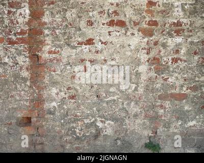 Mattone rosso, vecchio, danneggiato, tessitura grungy della parete, intonacato di tempo, sporco, mattone rosso, motivo parete grunge per sfondo con spazio copia Foto Stock