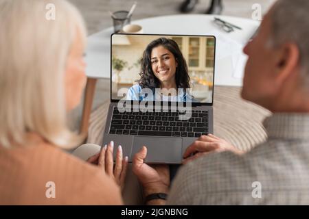 I genitori senior che effettuano videochiamate con la loro figlia su un notebook Foto Stock