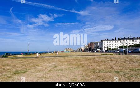 Hove , Brighton UK 12th Luglio 2022 - l'erba è arroccata su Hove Lawns , Brighton come il caldo tempo di sole continua in tutta la Gran Bretagna con una mancanza di pioggia nelle ultime settimane : Credit Simon Dack / Alamy Live News Foto Stock