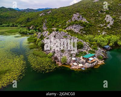 Villaggio Karuc sul lago Skadar Foto Stock