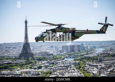 Un elicottero militare multirole NHIndustries NH90 vola sopra Parigi in vista della sfilata militare del 11 luglio 2022 del giorno della Bastiglia. La Torre Eiffel è visibile sullo sfondo. Foto di Eliot Blondt/ABACAPRESS.COM Foto Stock