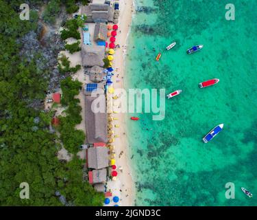 Foto drone di mare e spiaggia con barche in estate di Cartagena Colombia Foto Stock