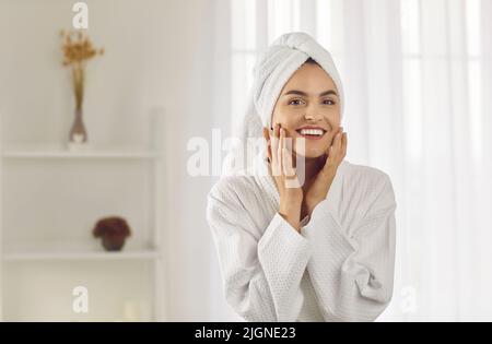 Ritratto di bella donna che al mattino dopo la doccia gode la sua pelle perfetta viso. Foto Stock