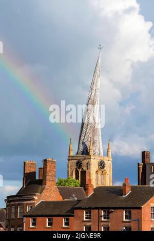 Rainbow Over Church of St Mary and All Saints in Chesterfield, Derbyshire Inghilterra UK Foto Stock