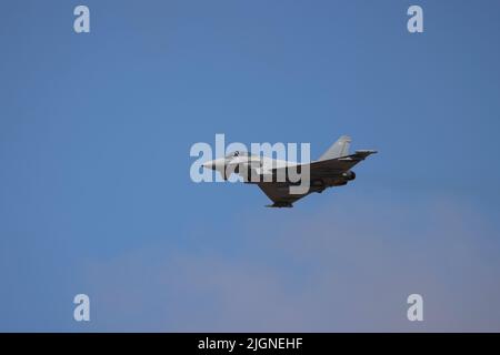 Un Royal Air Force Typhoon, noto anche come Eurofighter, che mette in mostra al Southport Airshow, Southport, Merseyside, Regno Unito Foto Stock