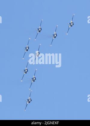 La squadra Aerobatic della Repubblica di Corea, le aquile nere, esibendosi in un magnifico spettacolo volante al Southport Air Show, Southport, Regno Unito Foto Stock