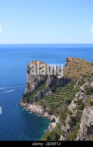 Vista su un tratto di costa mediterranea in provincia di Napoli. Foto Stock