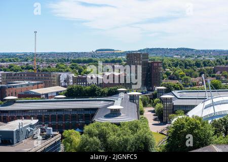 Vista sud dalla terrazza del castello di Nottingham, verso i Meadows, Nottinghamshire Inghilterra UK Foto Stock