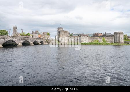 King John's Castle e Thomond Bridge sul fiume Shannon, Limerick, Irlanda Foto Stock