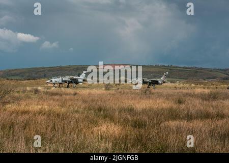 2 SEPECAT Jaguar GR1 jet utilizzati come obiettivi di copertura, Pembrey Sands, Galles, Regno Unito Foto Stock