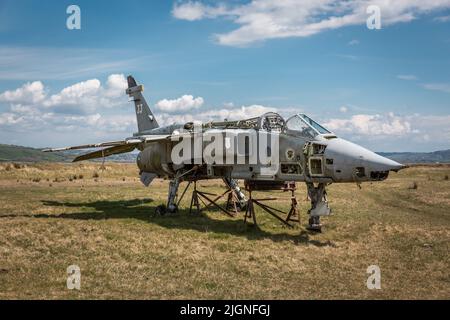 2 SEPECAT Jaguar GR1 jet utilizzati come obiettivi di copertura, Pembrey Sands, Galles, Regno Unito Foto Stock