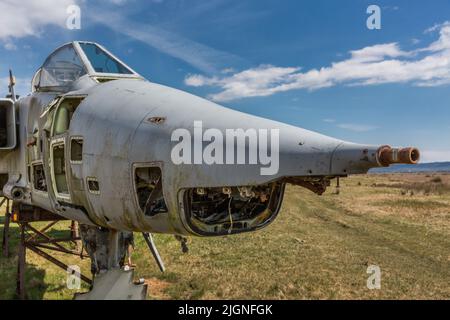 2 SEPECAT Jaguar GR1 jet utilizzati come obiettivi di copertura, Pembrey Sands, Galles, Regno Unito Foto Stock