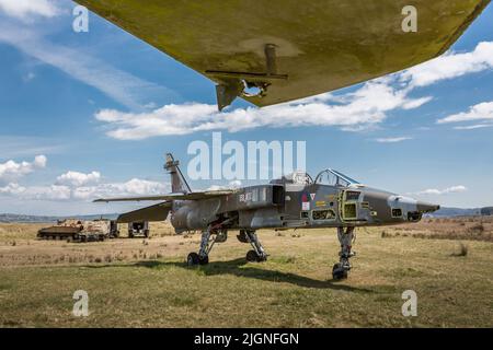 2 SEPECAT Jaguar GR1 jet utilizzati come obiettivi di copertura, Pembrey Sands, Galles, Regno Unito Foto Stock