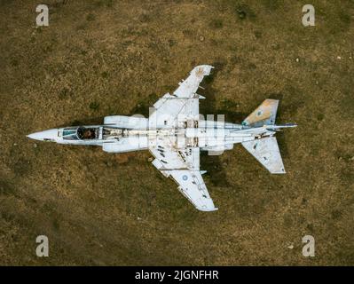 2 SEPECAT Jaguar GR1 jet utilizzati come obiettivi di copertura, Pembrey Sands, Galles, Regno Unito Foto Stock