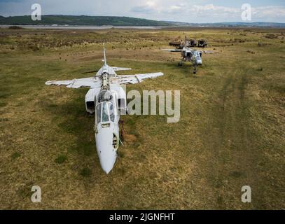 2 SEPECAT Jaguar GR1 jet utilizzati come obiettivi di copertura, Pembrey Sands, Galles, Regno Unito Foto Stock