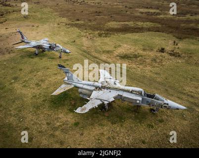 2 SEPECAT Jaguar GR1 jet utilizzati come obiettivi di copertura, Pembrey Sands, Galles, Regno Unito Foto Stock