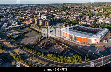 Vista aerea del paesaggio cittadino di Rotherham nel South Yorkshire con lo Stadio di Calcio di New York che ospita il campionato europeo di calcio femminile Euro 2022 Foto Stock
