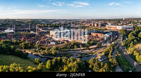 Vista aerea del paesaggio cittadino di Rotherham nel South Yorkshire con lo Stadio di Calcio di New York che ospita il campionato europeo di calcio femminile Euro 2022 Foto Stock