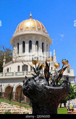 HAIFA, ISRAELE - 12 MAGGIO 2011: Il Tempio di Baba è il tempio principale della religione Bahai, che si trova al centro dei Giardini Bahai. Foto Stock