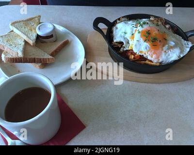 La colazione è un re. Delizioso pasto mattutino per iniziare la giornata. Uova strapazzate, lato soleggiato o frittata con sottili fette di pancetta di carne fredda, salame e prosciutto. Foto Stock