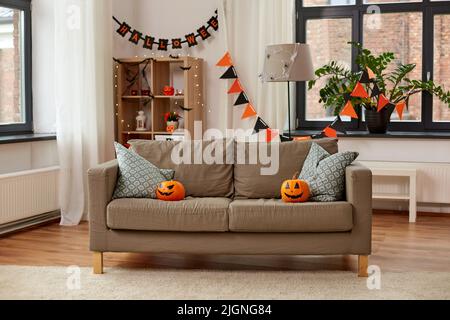 jack-o-lanterne e decorazioni halloween in casa Foto Stock