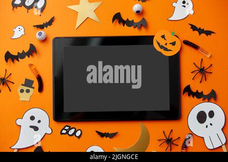 tablet pc, accessori e decorazioni per feste di halloween Foto Stock