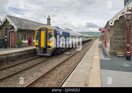 Northern Diesel Train presso la stazione di Garsdale Cumbria Foto Stock