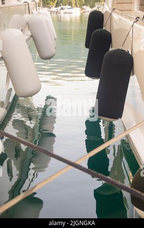 Concetto di nave di mare vela Luka è una piccola città e un comune nella contea di Dubrovnik-Neretva nella Dalmazia meridionale, Croazia. La città si trova sul Foto Stock