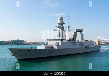 Arrivo della fregata francese Chevalier Paul al porto di Barcellona il 7 luglio 2022. Foto Stock