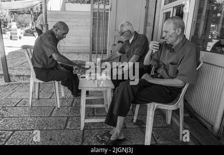 Uomini in un caffè che giocano backgammon nel mercato della Città Vecchia di Gerusalemme Foto Stock