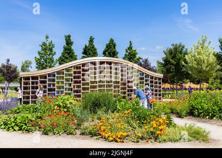 Almere, Paesi Bassi - Giugno 15: Mostra casa di ricerca con muro di bottiglie al Floriade Expo 2022 crescente città verdi ad Almere Amsterdam Paesi Bassi Foto Stock