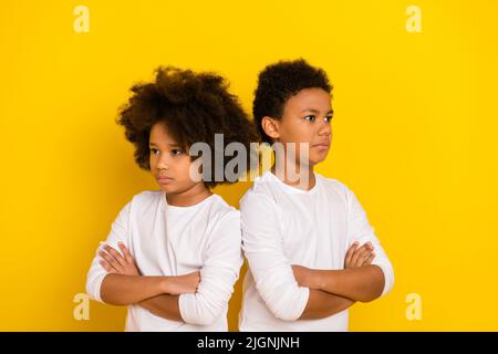 Foto di scolari stressati depressi vestiti braccia bianche piegate con problemi isolato sfondo di colore giallo Foto Stock