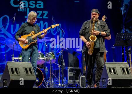 Concerto del chitarrista Iiconico MIKE STERN e del leggend delle camere DENNIS della batteria alla Casa del jazz di Roma su 10.07.2022 per il Roma Summer Fest. Othe Foto Stock