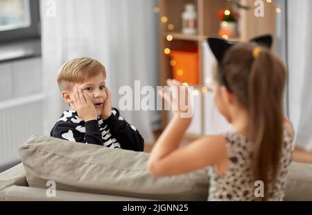 bambini in costumi di halloween che giocano a casa Foto Stock