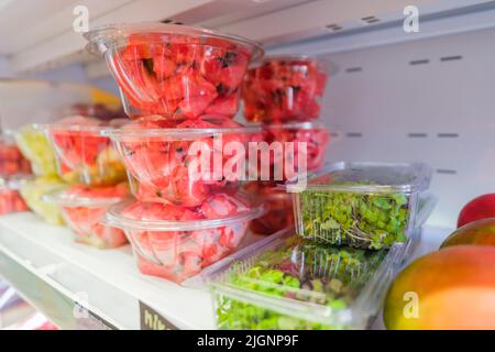 Frutta e verdura sane nel negozio di alimentari. Primo piano di cibi freschi in frigorifero. Foto Stock