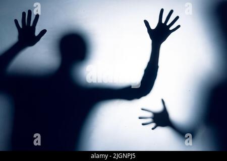 Composizione della silhouette nera dell'uomo con ombre su sfondo bianco Foto Stock