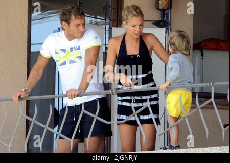 Mare 2009 Sardegna Porto Cervo Francesco Totti in vacanza con la moglie di famiglia Ilary Blasi figli Cristian e Chantal Foto Stock