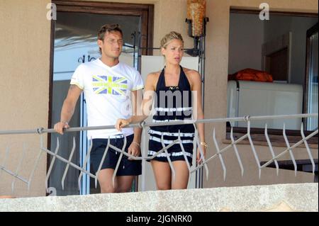 Mare 2009 Sardegna Porto Cervo Francesco Totti in vacanza con la moglie di famiglia Ilary Blasi figli Cristian e Chantal Foto Stock