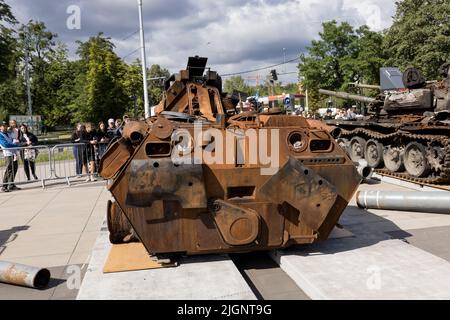 Wrocław, POLONIA - 12 LUGLIO 2022: Distrutta esposizione russa di attrezzature militari "per la tua e la nostra libertà" a Wrocław, BTR-82A trasportatore blindato, Foto Stock
