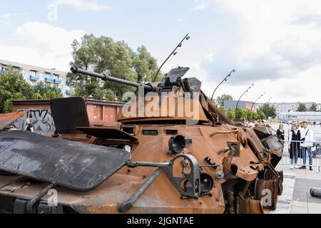 Wrocław, POLONIA - 12 LUGLIO 2022: Distrutta esposizione russa di attrezzature militari 'per la vostra e la nostra libertà' a Wrocław, arrugginito trasportatore BTR-82A Foto Stock