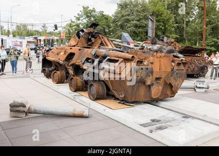 Wrocław, POLONIA - 12 LUGLIO 2022: Distrutta esposizione russa di attrezzature militari 'per la tua e la nostra libertà' a Wrocław, BTR-82A trasportatore blindato Foto Stock