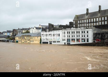 River Towy supera le difese contro le alluvioni durante Storm Callum 2018, Galles, Regno Unito Foto Stock