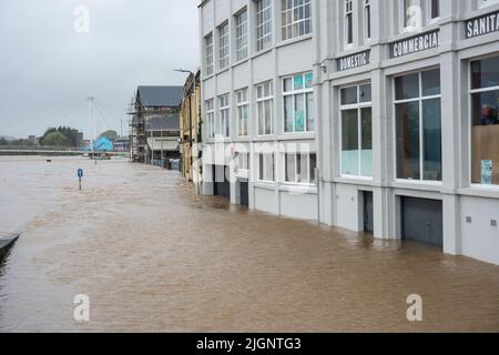 River Towy supera le difese contro le alluvioni durante Storm Callum 2018, Galles, Regno Unito Foto Stock