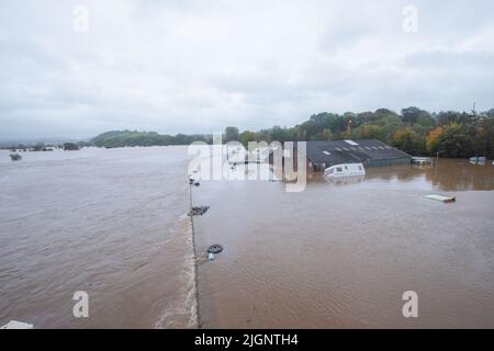 River Towy supera le difese delle alluvioni e inonda il garage di Ken Williams durante Storm Callum 2018, Galles, Regno Unito Foto Stock