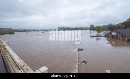 River Towy supera le difese delle alluvioni e inonda il garage di Ken Williams durante Storm Callum 2018, Galles, Regno Unito Foto Stock