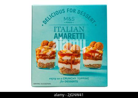 Scatola di amaretti italiani deliziosi per dessert da M&S cibo isolato su sfondo bianco - croccante mandorle biscotti fatti in Italia Foto Stock