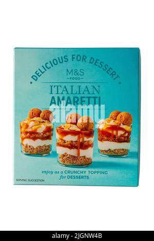 Scatola di amaretti italiani deliziosi per dessert da M&S cibo isolato su sfondo bianco - croccante mandorle biscotti fatti in Italia Foto Stock