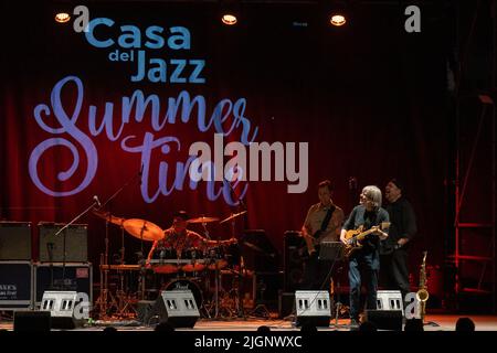 Concerto del chitarrista Iiconico MIKE STERN e del leggend delle camere DENNIS della batteria alla Casa del jazz di Roma su 10.07.2022 per il Roma Summer Fest. Altri membri della band: BOB FRANCESCHINI sax tenore e CHRIS MINH DOKY bass Foto Stock