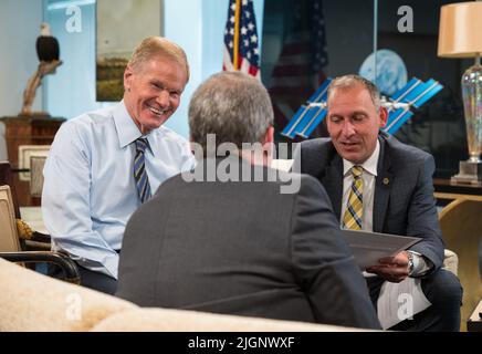 L'amministratore della NASA Bill Nelson, a sinistra, e l'amministratore associato della direzione della Missione scientifica della NASA, Thomas Zurbuchen, a destra, parlano con lo scienziato del progetto Webb presso lo Space Telescope Science Institute, Klaus Pontopidan, centro, dopo aver mostrato le prime immagini a colori del telescopio spaziale James Webb della NASA in una riunione di anteprima, lunedì 11 luglio, 2022, presso la sede centrale della NASA di Mary W. Jackson a Washington. Le prime immagini e dati spettroscopici del telescopio spaziale più grande e potente del mondo, che uscirà il 11 e 12 luglio, mostreranno Webb al suo po completo Foto Stock